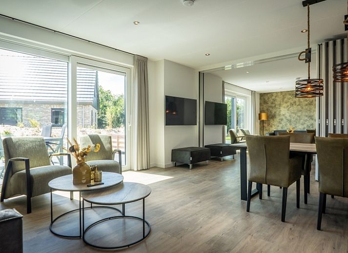 Buitenzijde van Vakantiepark De Koorn-aar Groepsvilla in De Dennen, Texel met moderne architectuur.