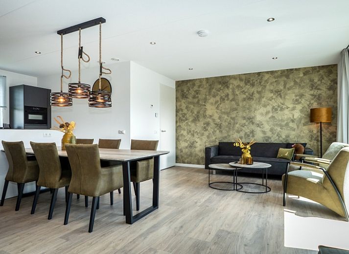 Buitenzijde van Vakantiepark De Koorn-aar Groepsvilla in De Dennen, Texel met moderne architectuur.