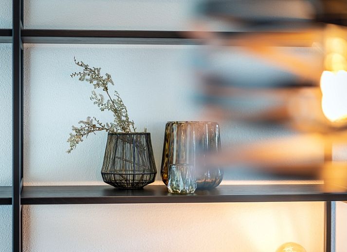 Terras van Vakantiepark De Koorn-aar Groepsvilla in De Dennen, Texel met buitenmeubilair.