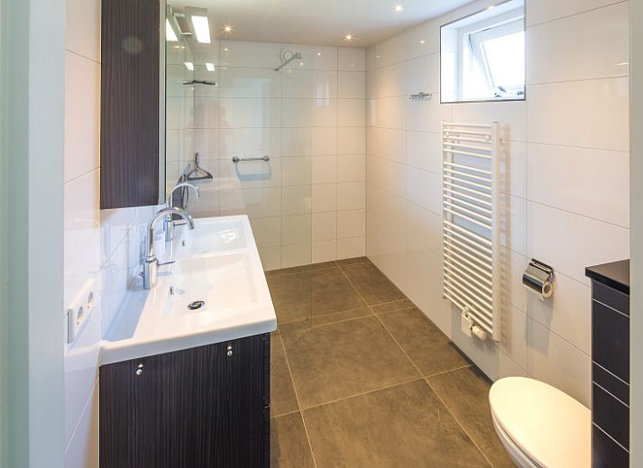 Ontspan op het zonnige terras van Bungalowpark Gortersmient in De Dennen, Texel.