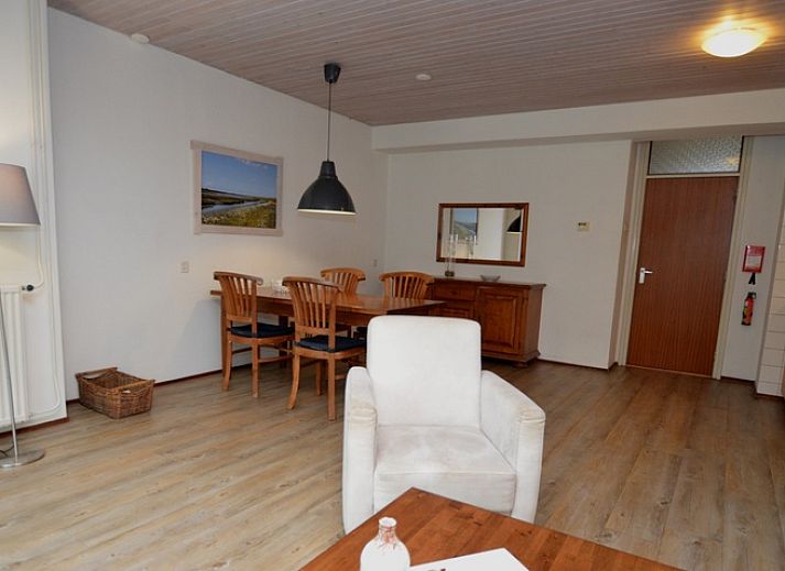 Ruime woonkamer van Anjer in De Dennen, Texel met zithoek en eethoek.