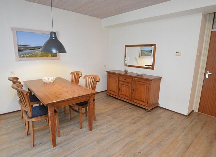 Ruime woonkamer van Anjer in De Dennen, Texel met zithoek en eethoek.