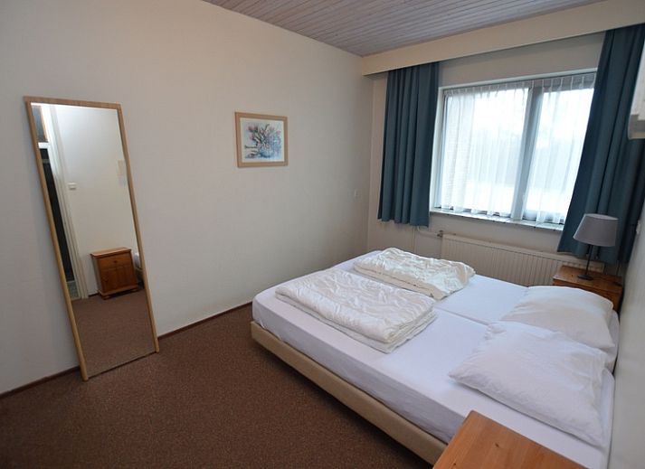 Ruime woonkamer van Anjer in De Dennen, Texel met zithoek en eethoek.