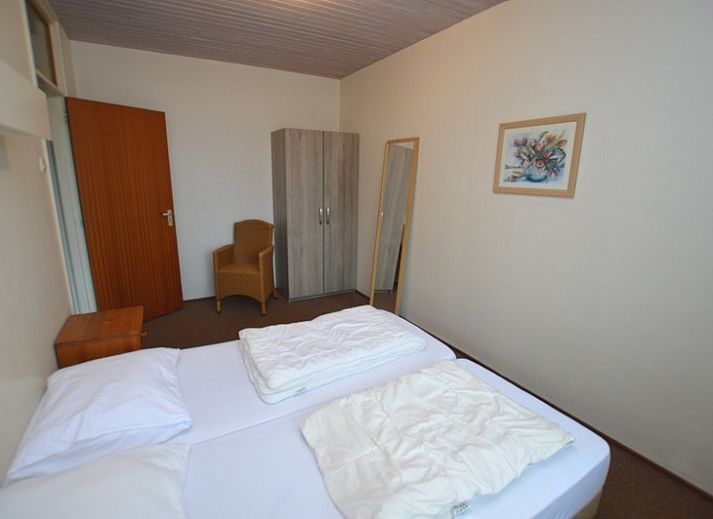 Ruime woonkamer van Anjer in De Dennen, Texel met zithoek en eethoek.