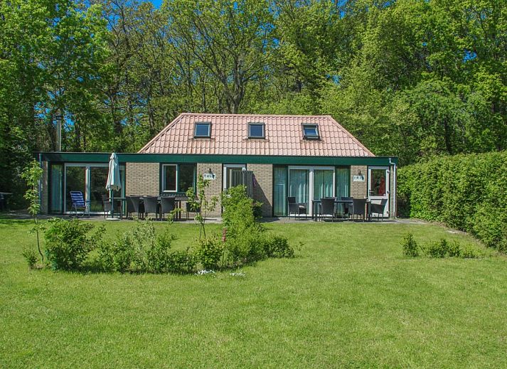 Ferienhaus 't Bollenveld in De Dennen, Texel mit gruenem Garten und Terrasse, ideal fuer einen entspannten Aufenthalt auf den Watteninseln.