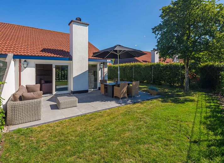 Geraeumige Terrasse am Ferienhaus Gortersmient 310 im Bungalowpark Gortersmient, De Dennen, Texel, ideal fuer das Leben im Freien.