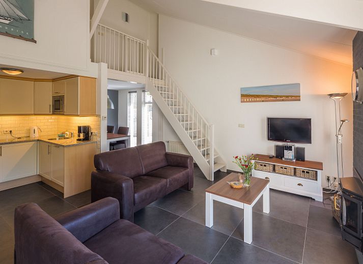 Geraeumige Terrasse am Ferienhaus Gortersmient 310 im Bungalowpark Gortersmient, De Dennen, Texel, ideal fuer das Leben im Freien.