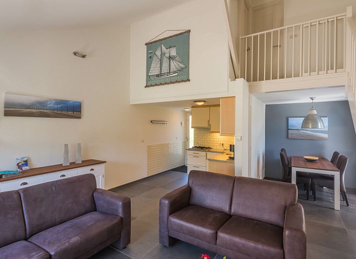 Geraeumige Terrasse am Ferienhaus Gortersmient 310 im Bungalowpark Gortersmient, De Dennen, Texel, ideal fuer das Leben im Freien.