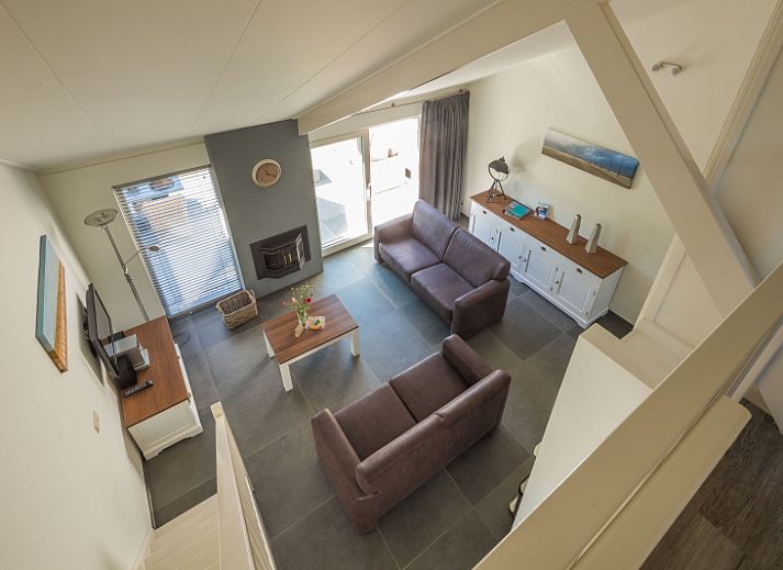 Geraeumige Terrasse am Ferienhaus Gortersmient 310 im Bungalowpark Gortersmient, De Dennen, Texel, ideal fuer das Leben im Freien.