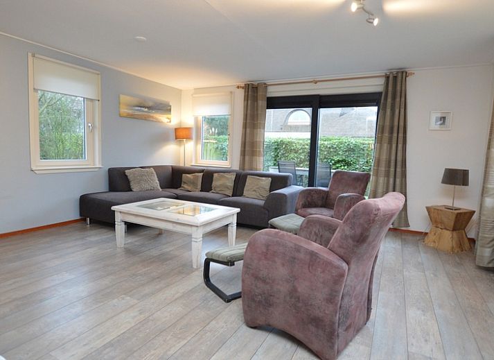 Vacation home de Parel 214 in De Dennen, Texel, surrounded by green nature and tranquility.