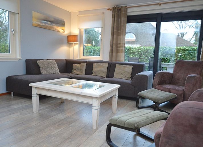 Vacation home de Parel 214 in De Dennen, Texel, surrounded by green nature and tranquility.