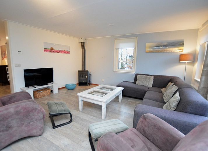 Vacation home de Parel 214 in De Dennen, Texel, surrounded by green nature and tranquility.