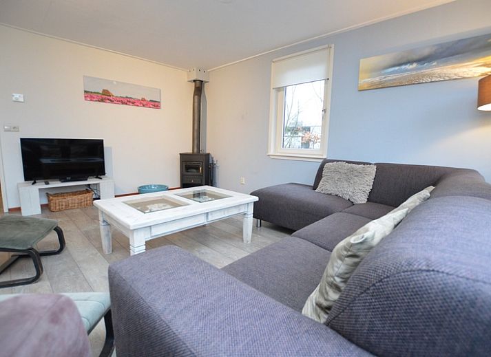 Vacation home de Parel 214 in De Dennen, Texel, surrounded by green nature and tranquility.