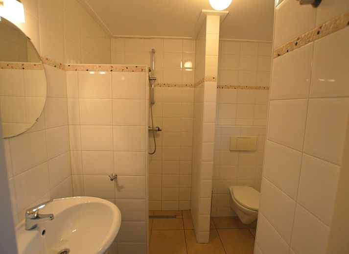 Spacious living room of Holiday home de Parel 214 in De Dennen, Texel, with comfortable seating area.