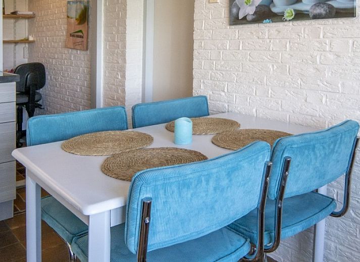 Vorderseite des Ferienhauses Hans in De Dennen, Texel mit gruenem Garten.