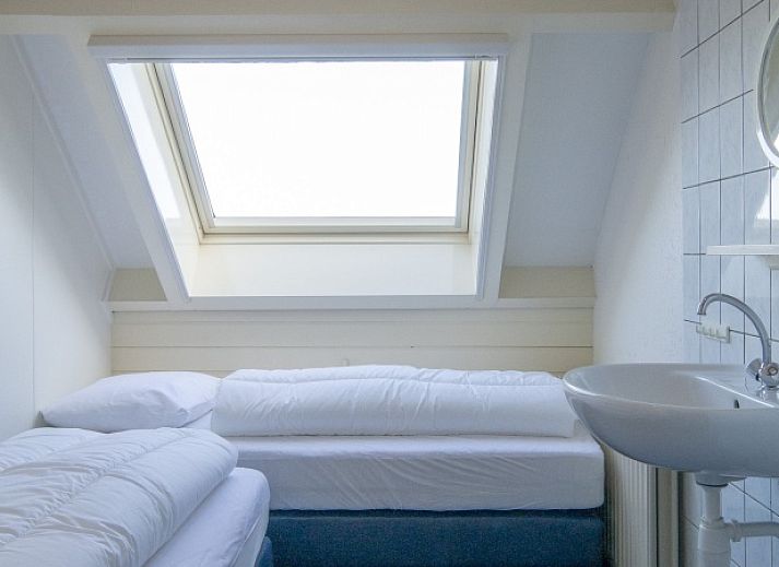 Vorderseite des Ferienhauses Hans in De Dennen, Texel mit gruenem Garten.