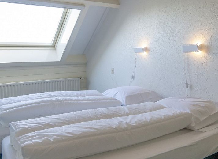 Vorderseite des Ferienhauses Hans in De Dennen, Texel mit gruenem Garten.