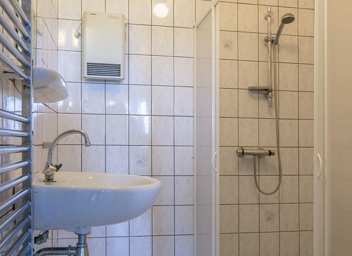 Vorderseite des Ferienhauses Hans in De Dennen, Texel mit gruenem Garten.