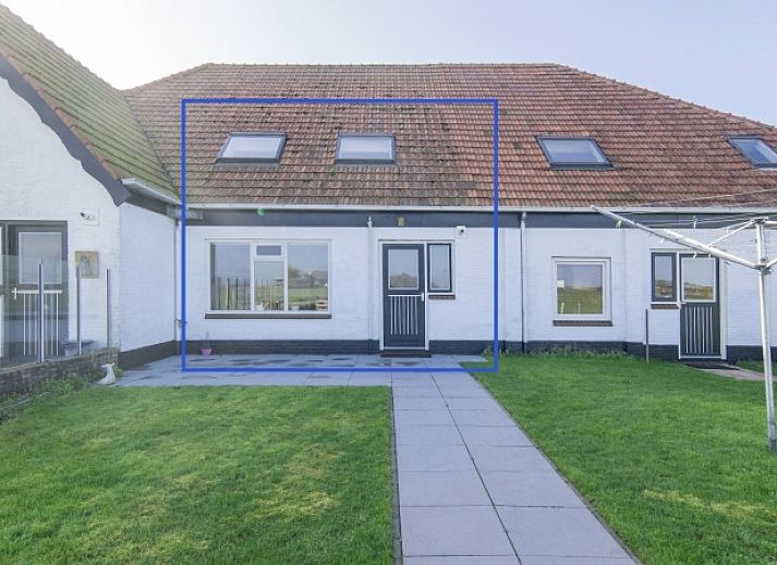 Vorderseite des Ferienhauses Hans in De Dennen, Texel mit gruenem Garten.