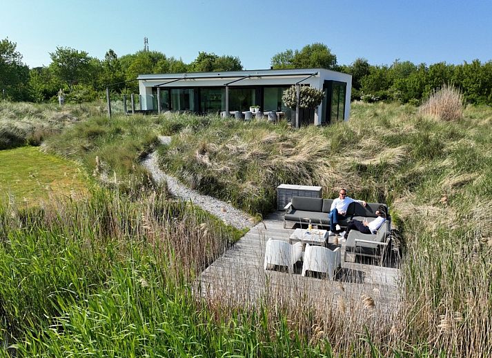 Villa Serendipity in De Dennen, Texel, vakantiehuis met terras omgeven door duinen en natuur.