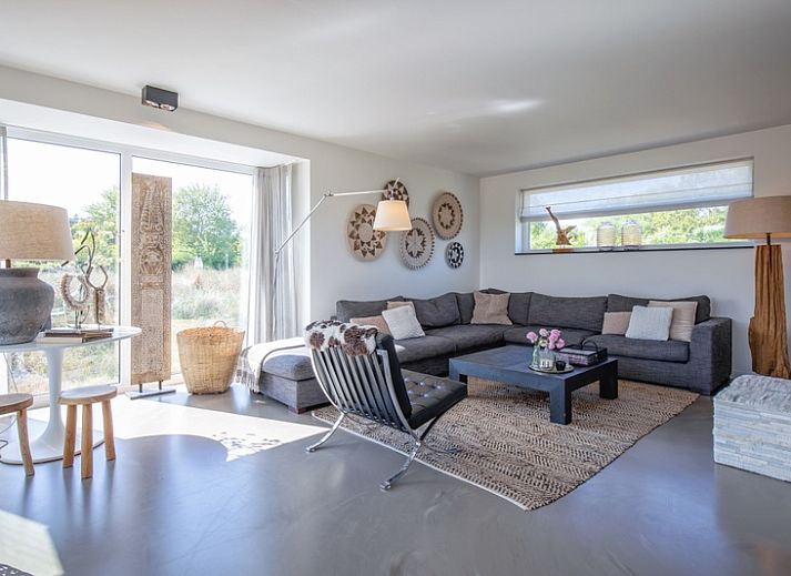 Villa Serendipity in De Dennen, Texel, vakantiehuis met terras omgeven door duinen en natuur.