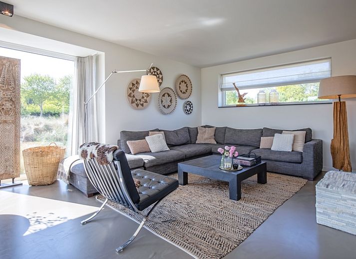 Villa Serendipity in De Dennen, Texel, vakantiehuis met terras omgeven door duinen en natuur.