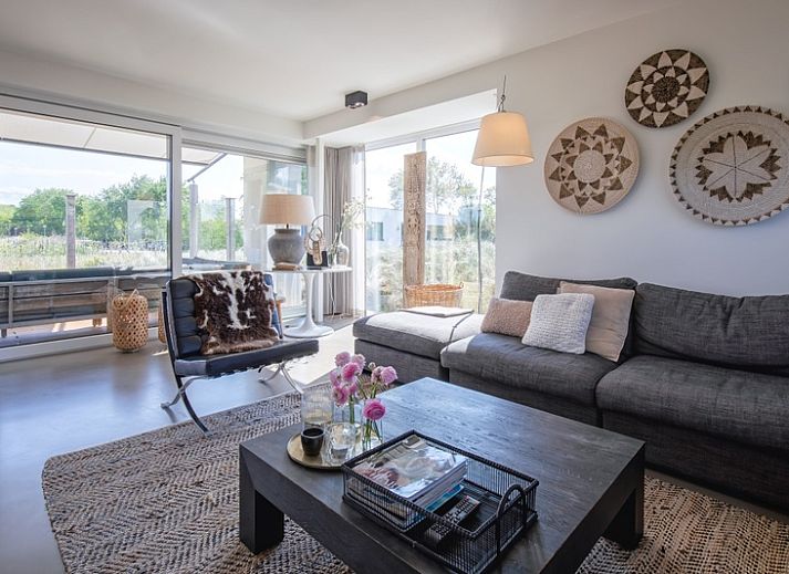 Villa Serendipity in De Dennen, Texel, vakantiehuis met terras omgeven door duinen en natuur.