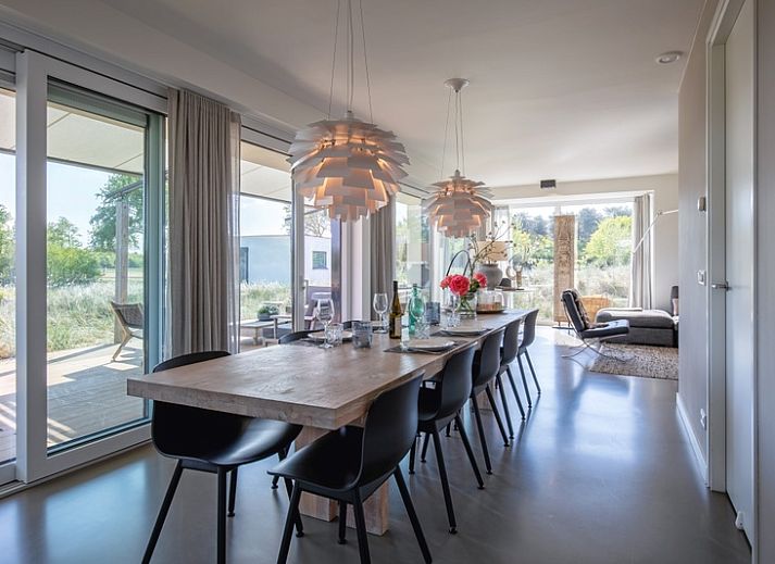 Stijlvolle woonkamer van Villa Serendipity in De Dennen, Texel, vakantiehuis met veel lichtinval.