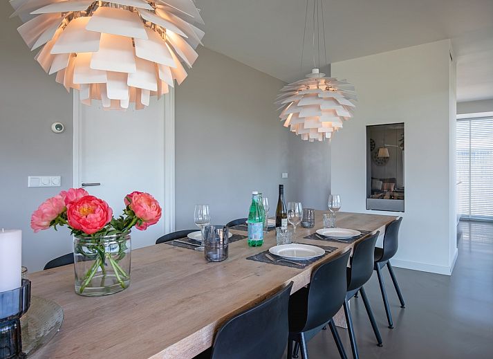 Stijlvolle woonkamer van Villa Serendipity in De Dennen, Texel, vakantiehuis met veel lichtinval.