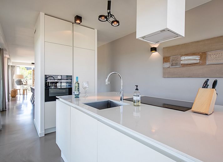 Stijlvolle woonkamer van Villa Serendipity in De Dennen, Texel, vakantiehuis met veel lichtinval.