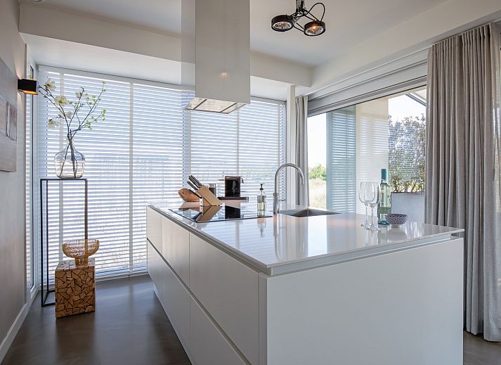 Stijlvolle woonkamer van Villa Serendipity in De Dennen, Texel, vakantiehuis met veel lichtinval.