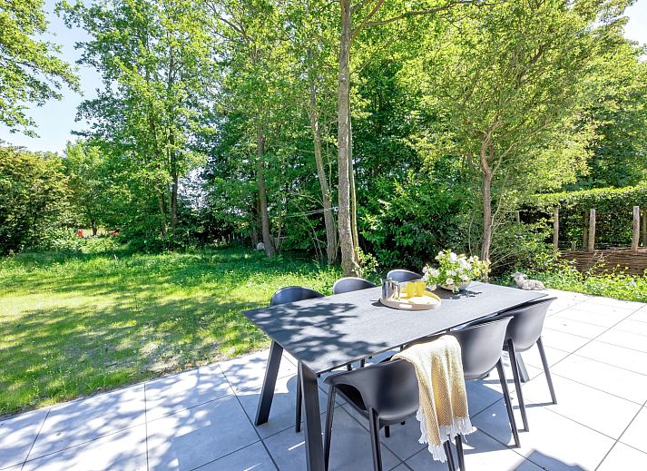 Tormentil vakantiehuis in De Dennen, Texel met zonnig terras en groene tuin.