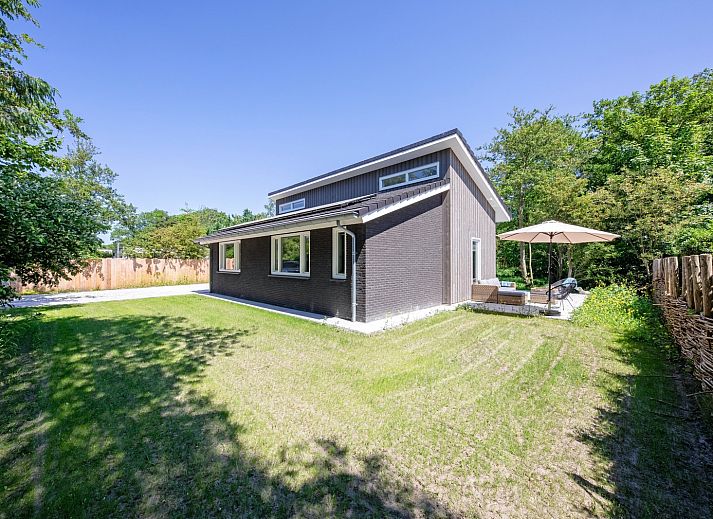 Tormentil vakantiehuis in De Dennen, Texel met zonnig terras en groene tuin.