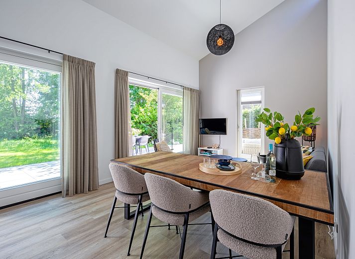 Ruim terras bij Tormentil vakantieaccommodatie in De Dennen, Texel.