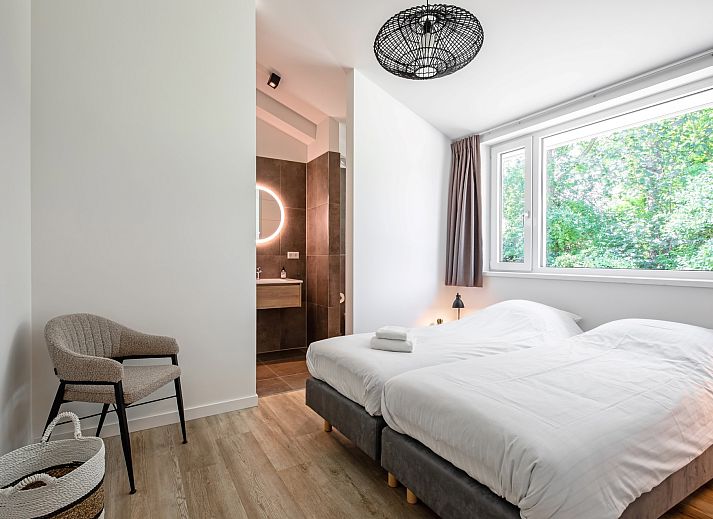 Buitenruimte van Tormentil vakantiehuis in De Dennen, Texel met eettafel.