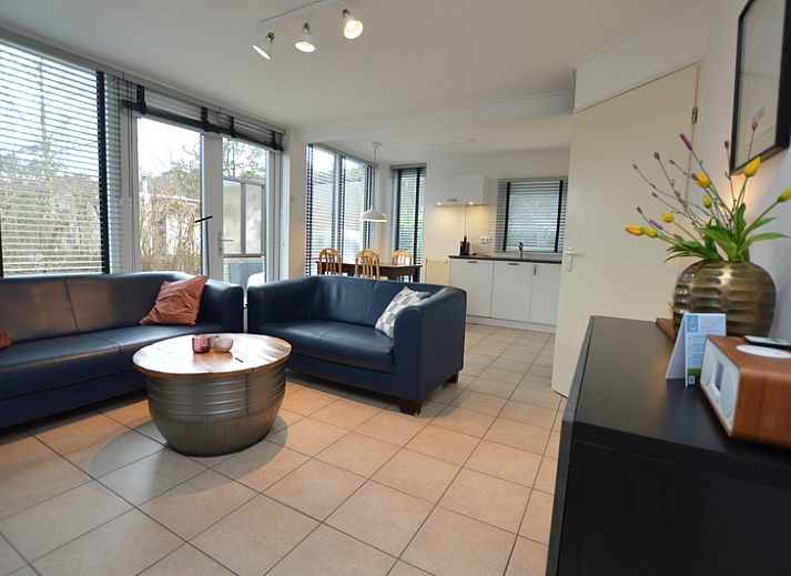 Vakantiehuis de Parel 244 in De Dennen, Texel, Waddeneilanden met groene tuin en moderne architectuur.