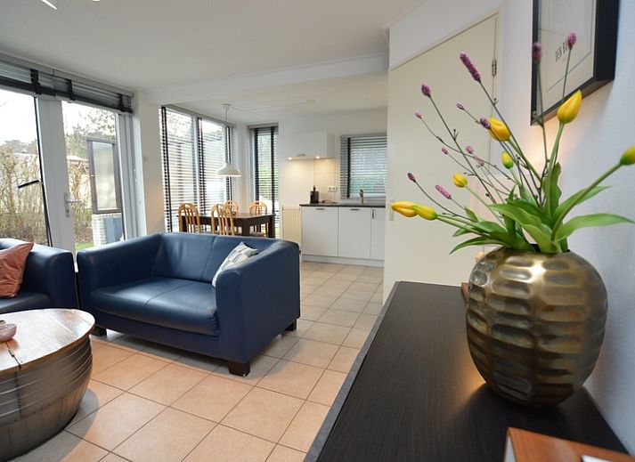 Lichte woonkamer in Vakantiehuis de Parel 244, De Dennen, Texel met comfortabele zithoek en eetgedeelte.
