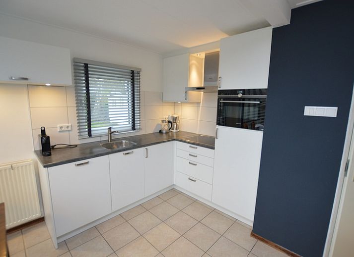 Lichte woonkamer in Vakantiehuis de Parel 244, De Dennen, Texel met comfortabele zithoek en eetgedeelte.