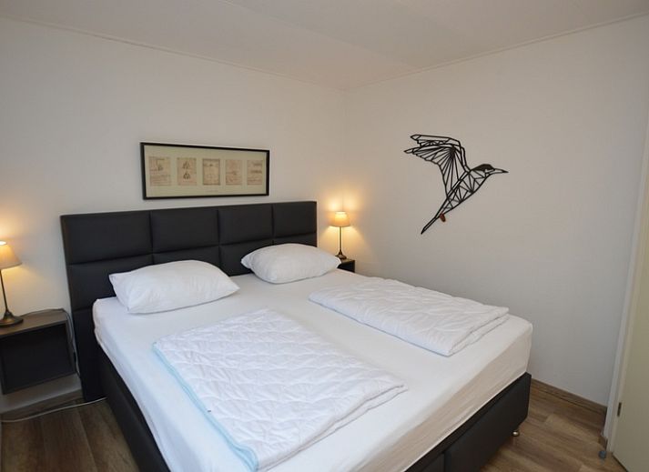 Stijlvolle zithoek in Vakantiehuis de Parel 244, De Dennen, Texel met moderne meubels en tv.