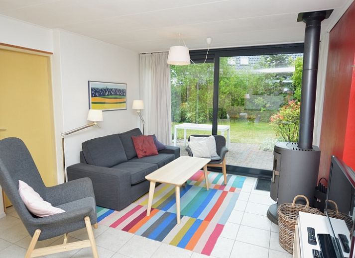 Das Ferienhaus de Parel 286 in De Dennen, Texel, bietet einen schoenen Garten und eine Terrasse inmitten der Natur.