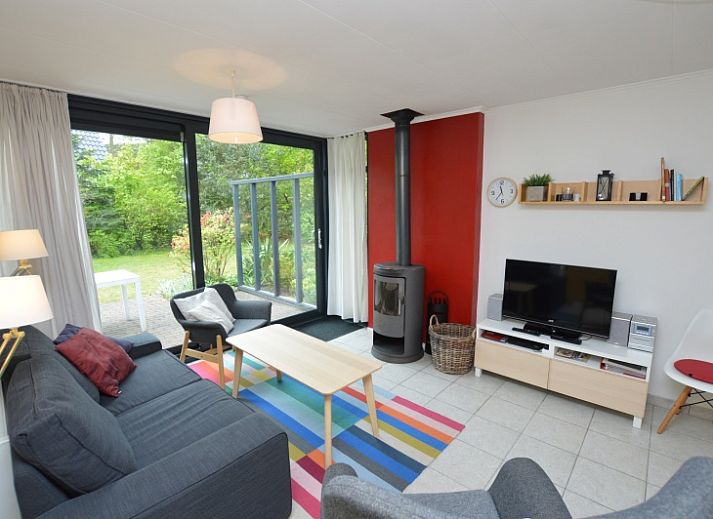 Das Ferienhaus de Parel 286 in De Dennen, Texel, bietet einen schoenen Garten und eine Terrasse inmitten der Natur.