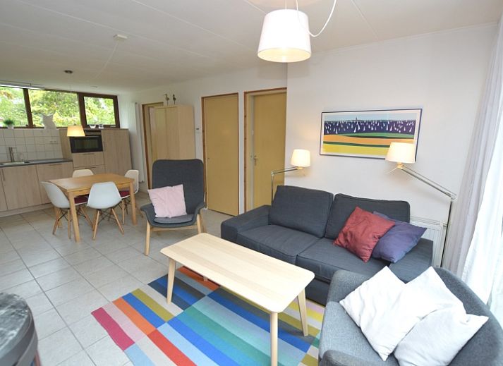 Das Ferienhaus de Parel 286 in De Dennen, Texel, bietet einen schoenen Garten und eine Terrasse inmitten der Natur.