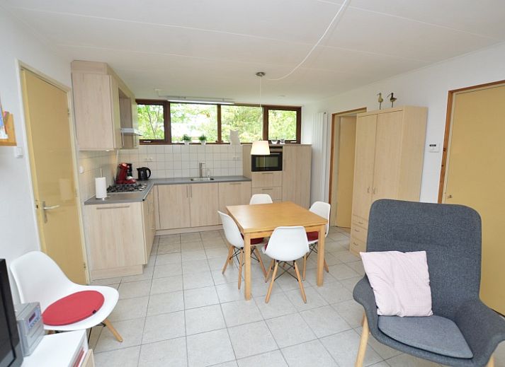 Das Ferienhaus de Parel 286 in De Dennen, Texel, bietet einen schoenen Garten und eine Terrasse inmitten der Natur.