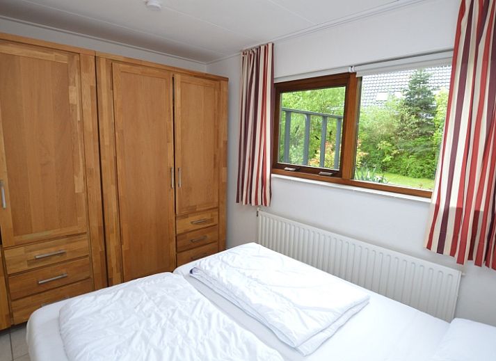 Heller Wohnraum mit modernem Kamin im Ferienhaus de Parel 286, De Dennen, Texel fuer einen entspannten Aufenthalt.