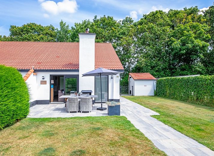 Bungalowpark Gortersmient vakantiehuis Gortersmient 278 met terras in De Dennen, Texel, omgeven door groene natuur.