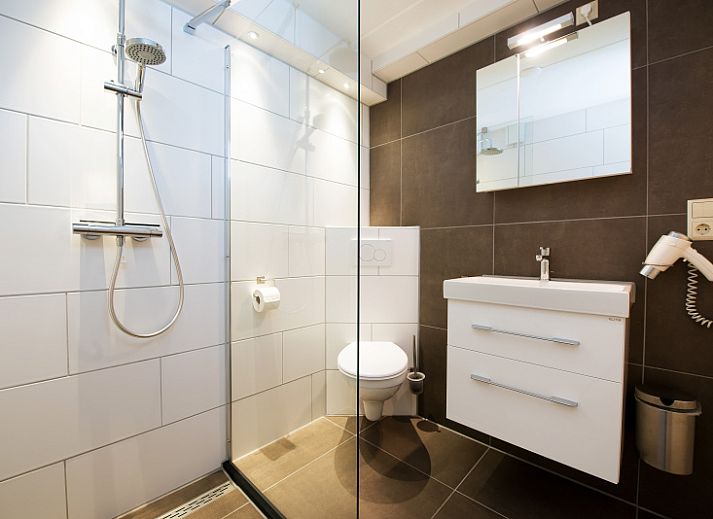 Bungalowpark Gortersmient vakantiehuis Gortersmient 278 met terras in De Dennen, Texel, omgeven door groene natuur.