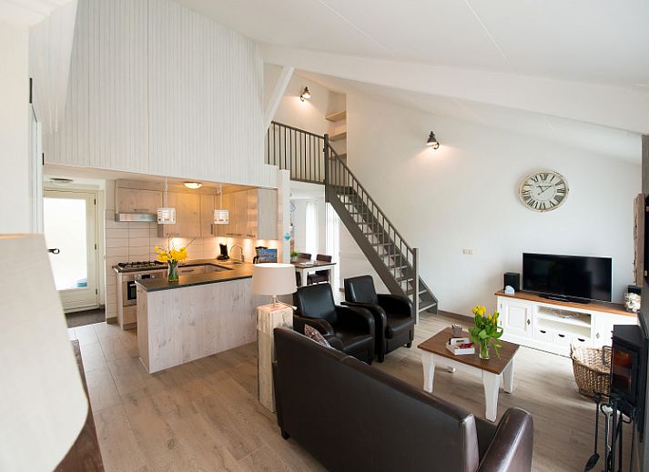 Bungalowpark Gortersmient vakantiehuis Gortersmient 278 met terras in De Dennen, Texel, omgeven door groene natuur.