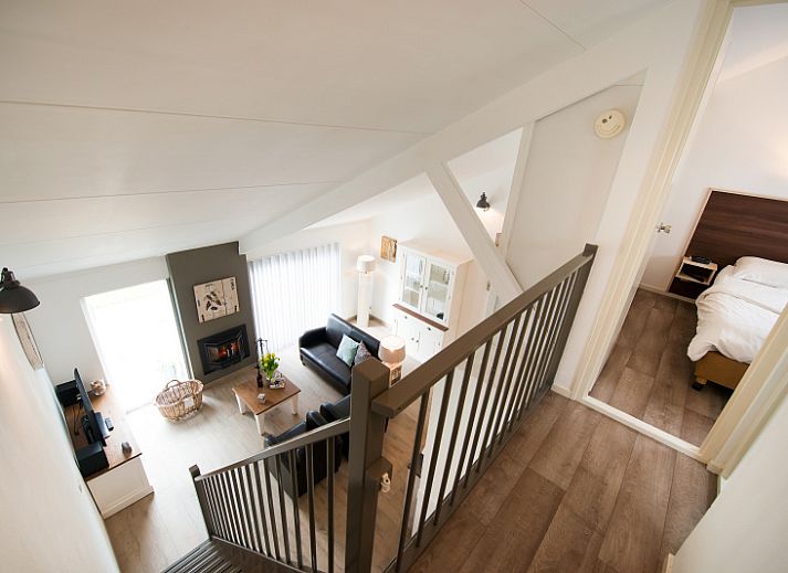 Bungalowpark Gortersmient vakantiehuis Gortersmient 278 met terras in De Dennen, Texel, omgeven door groene natuur.