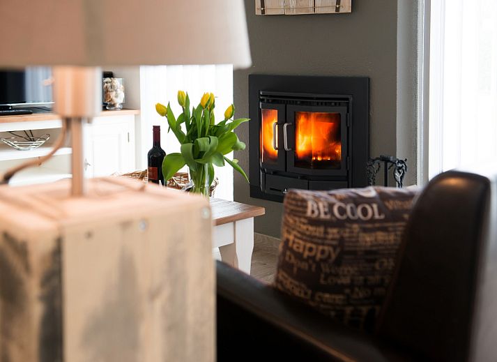 Moderne badkamer in vakantiehuis Gortersmient 278, Bungalowpark Gortersmient, De Dennen, Texel, met douche en wastafel.