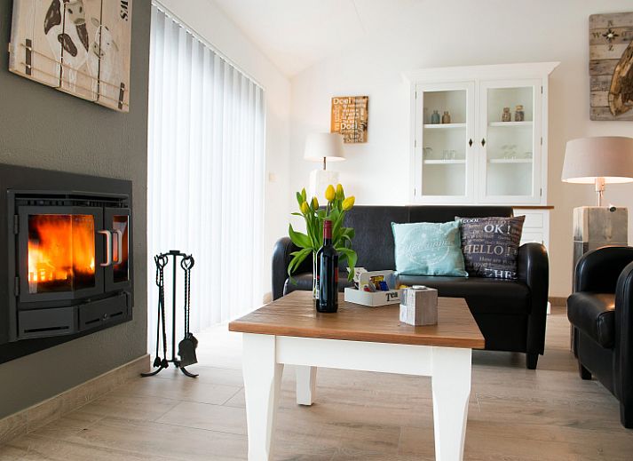 Moderne badkamer in vakantiehuis Gortersmient 278, Bungalowpark Gortersmient, De Dennen, Texel, met douche en wastafel.